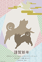こちらの戌年の年賀状は学生デザインコンテスト作品です。淡い色合いと細い丸ゴシックなフォントを使用し上品さと可愛らしさを表現しました。２匹の犬が飛んでいる鶴を見てはしゃいでる様子をシルエットにしました。上品で甘すぎないシンプルな年賀状となっております。 専門学校浜松デザインカレッジ グラフィック科 磯部美月