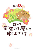 仲良し親子の猪のイラストが可愛らしい年賀状です。舞っているピンクのお花や、手書き風の丸みを帯びたフォントは温かみがあって癒されます♪ 
			色合いも明るい、優しい雰囲気のデザインなので、お子様からかわいい物好きの大人の方まで幅広く使っていただきたいカードです。文字の下には、空いたスペースもあるので、お好きなメッセージやイラストを書き込んで、オリジナルなカードにしてご活用ください。
			今年のお正月は「手書き風の筆フォントと猪と花」の年賀状を活用して、お世話になっている人達へかわいい年賀の挨拶を届けましょう★ こちらの年賀状には、グリーンとブルーの2種類のご用意がありますので、シーンによって分けてご利用いただけます。