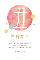 シンプルだけれど、華やかな印象を受ける年賀状のデザインです♪ 中央の赤い円には、たくさんの和柄の花が詰まっていてとっても豪華ですね。
		イラストには全て、和紙のような質感がかけられているので、落ち着き纏まった印象を与えてくれます。
		「丑」や「謹賀新年」の文字も個性的で、なんだかレトロな雰囲気。
		上品でシンプルなデザインの年賀状なので、様々な場面で、幅広くお使いいただけるオススメのデザインです！ 今年のお正月は「文字が個性的でレトロ＆シンプルな年賀状」を、家族や友人へのご挨拶にいかがでしょうか？ こちらのカードには、メッセージが書いてあるものとないものの2種類のご用意がありますので、シーンによって分けてご利用いただけます。